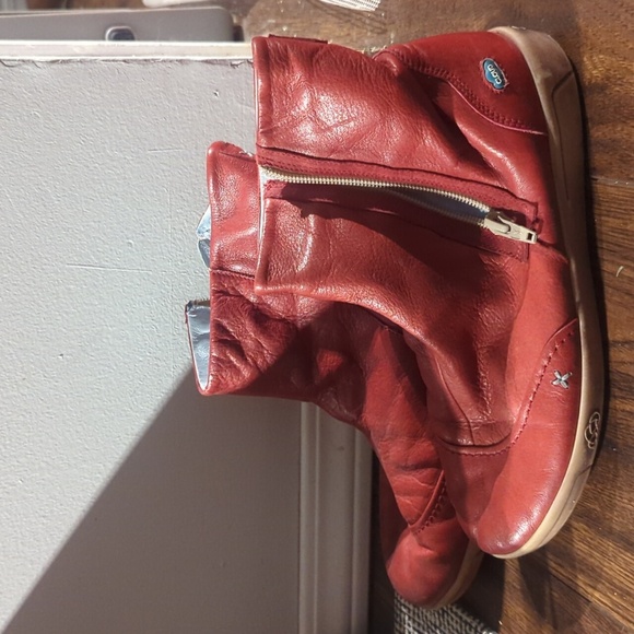 Cloud Red Sherpa Booties - Picture 1 of 4